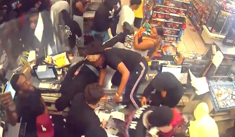 [WATCH] Huge Mob Flashes California 7-Eleven and Picks It Clean