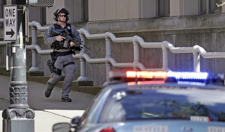 UPDATE: 1 Suspect Dead, 1 in Custody After Shootout With Seattle Police