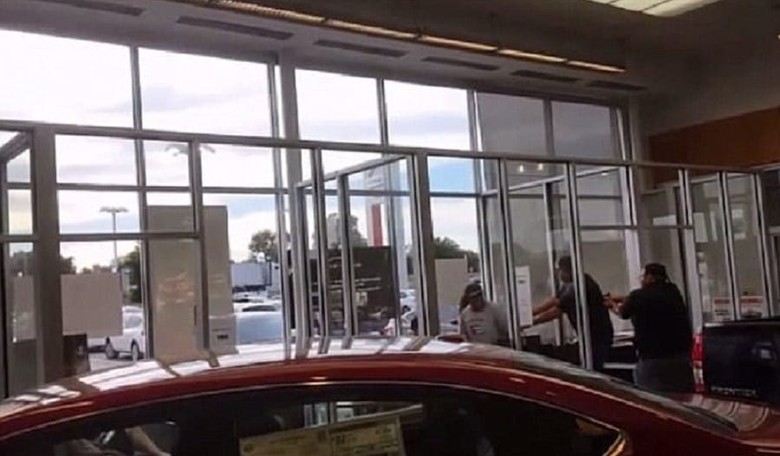 Tragic Bounty Hunter Shootout in Texas Car Dealership Is Caught on Video (VIDEO)