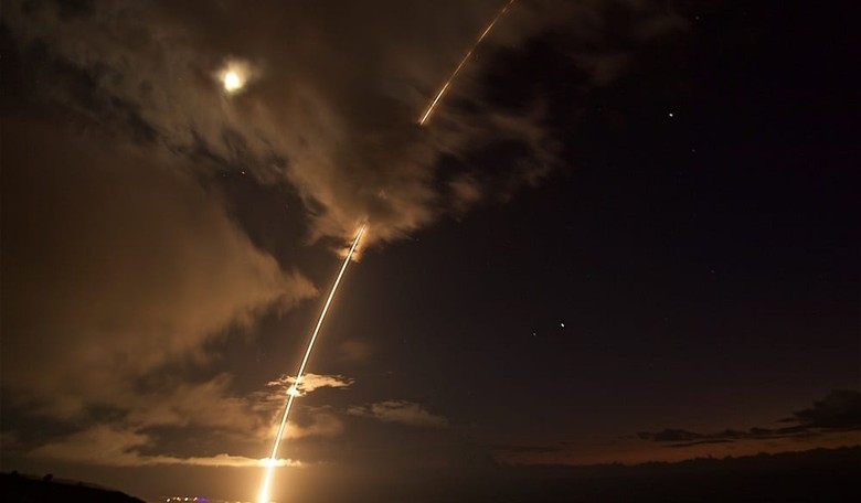 US Successfully Tests Missile Interceptor (Warning: Missile Pr0n)