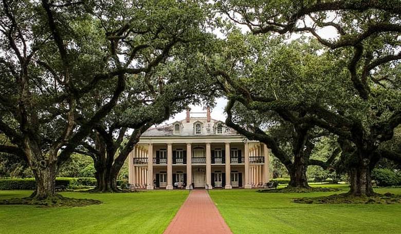 Unsolicited Advice: Yes, You Can Attend That Wedding At A Plantation Venue