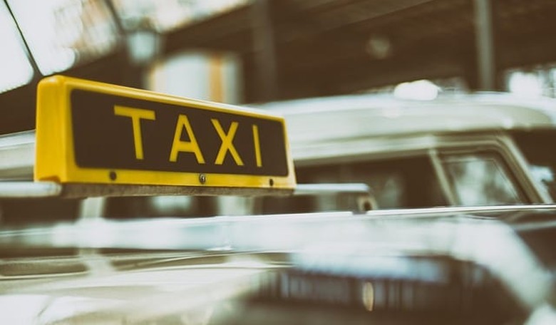 Quick-Thinking Taxi Driver Saves 92-Year-Old Passenger From $25,000 IRS Scam