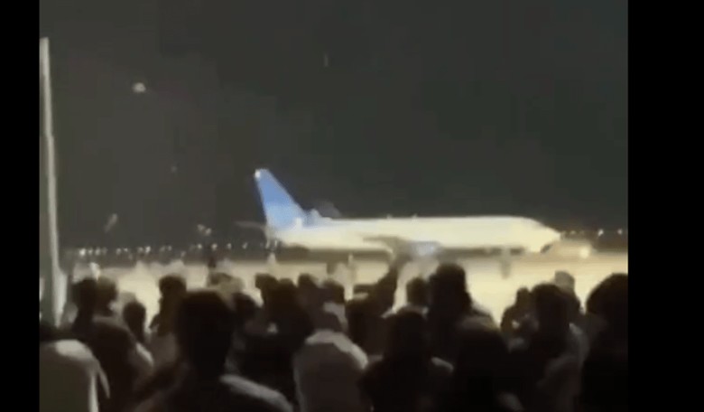 Hundreds of Extremists Storm Russian Airport Searching for Jews, More Than 20 Wounded, Gunfire Erupts
