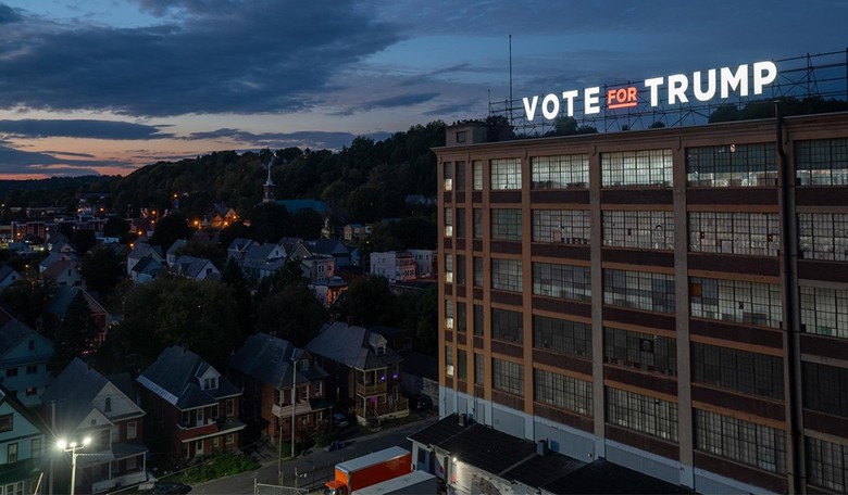 5,000 Partiers Expected at Free Upstate N.Y. Election Watch Party Under Massive 'Vote for Trump' Sign