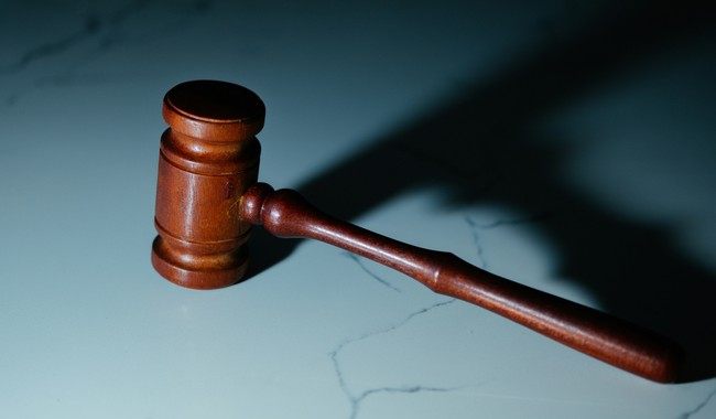 La Cour d’appel réprimande publiquement un juge californien pour avoir menotté une fille de 13 ans devant le tribunal – –