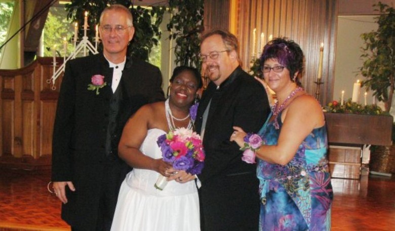 Feel-Good Friday: Bride Who Grew Up Without a Father Gets an Unlikely Friend to Walk Her Down the Aisle 