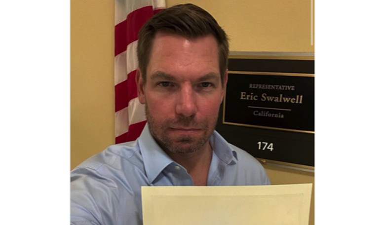 Eric Swalwell holding SIGN in a selfie goes SO WRONG yet SO RIGHT in hilarious meme thread
