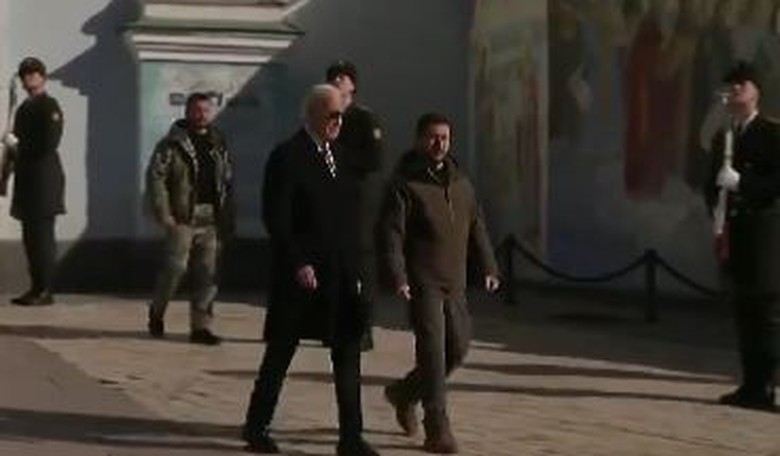 Biden & Zelenskyy strolled Kyiv streets while air raid sirens blared and it was totally not staged