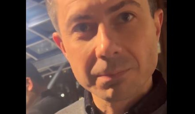 Pete Buttigieg takes commemorative photo of reporter asking a good question (that he didn’t answer)