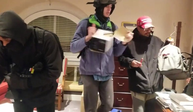 DAFUQ?! Here's some actually NEWSWORTHY #J6footage from trashed suite of Senate hideaway offices