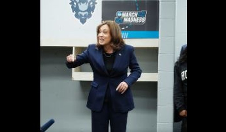 Here's Kamala Harris trying to give an inspiring post-game speech to team that lost by 28 points