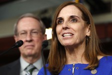 Η Martha McSally μόλις προσγειώθηκε μια άλλη μεγάλη εγκυκλοπαίδεια 