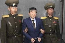 ΔΙΑΚΟΠΗ: Αμερικανοί όμηροι που κρατούνται στη Βόρεια Κορέα είναι επίσημα στο δρόμο τους 