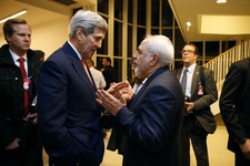 Κανονική συνομιλία: Ο John Kerry υπερασπίζεται τη διπλωματία σκιάς του με το Ιράν (Βήχας * Προδοκώδης βήχας *)