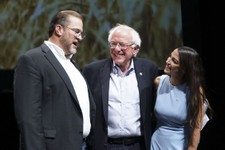 Οι υποστηρικτές της Bernie Sanders τράβηξαν μια μεγάλη νίκη στο καλοκαιρινό συνέδριο της DNC: Reining σε υπερασπιστές