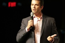 «Είμαι εκτός της φυτείας»: Ο Donald Trump, Jr. απευθύνεται σε Μαύρη συντηρητική διάσκεψη 