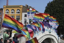 Εν τω μεταξύ, αυτό είναι που οι οργανώσεις LGBTQ κάνουν στην κοινωνία