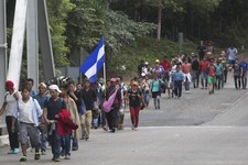 Ένα άλλο παράνομο τροχόσπιτο αλλοδαπό κατευθύνεται προς τις ΗΠΑ και ο Πρόεδρος Trump τους εξέδωσε μια προειδοποίηση