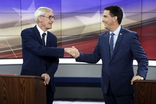 Ο κυβερνήτης Scott Walker είναι ηττημένος και οι εργαζόμενοι της Ένωσης γιορτάζουν