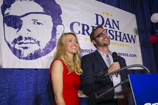 Ο Dan Crenshaw γελάει πίσω στο 'SNL'