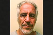 Ο Jeffrey Epstein φέρεται να είχε μια γυναίκα με το δεξί χέρι στο σύστημα αναφοράς για το φαινόμενο της εμπορίας φύλων