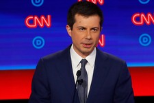 Ο Pete Buttigieg επικρίνει την πρόταση του Beto να τιμωρήσει τις εκκλησίες για την αντίθεσή του στο γάμο των ομοφυλόφιλων