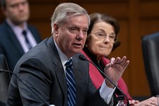 Lindsey Graham εξηγεί στους δημοσιογράφους γιατί έχει ένα AR-15