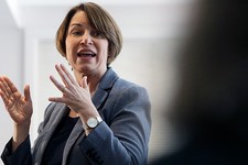 Το WaPo Slams Klobuchar για την παραπομπή κακών αριθμών στη μαύρη εναρκτήρια ... και παίρνει το PolitiFact να αλλάξει το μυαλό του