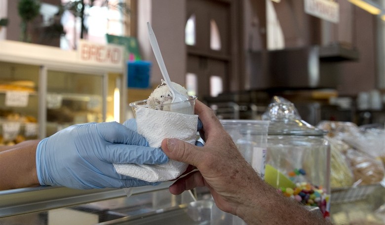 Hard-Hitting Chicago 'Reporters' Gleefully Snitch on Neighborhood Ice Cream Man, Urge Viewers to Call 911