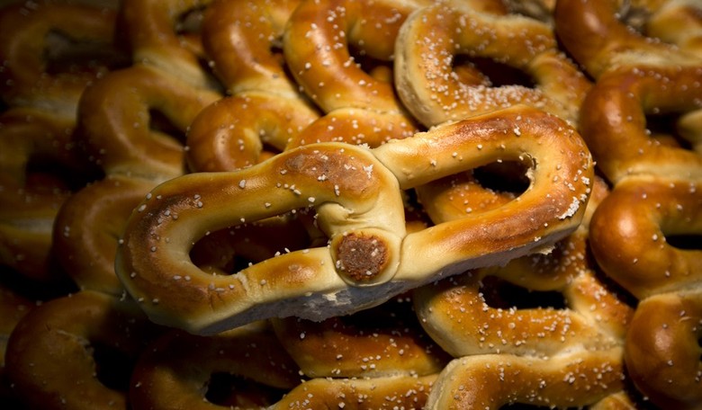 WATCH: Man Assaults 7-Eleven Worker, Jiu-Jitsu Master Ties Him Into a 'Pretzel'
