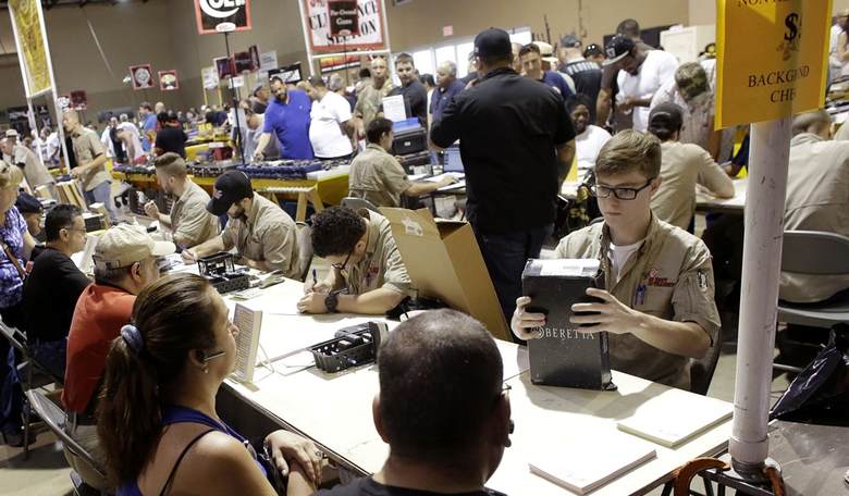Beto O'Rourke Visits Arkansas Gun Show, Media Swoons