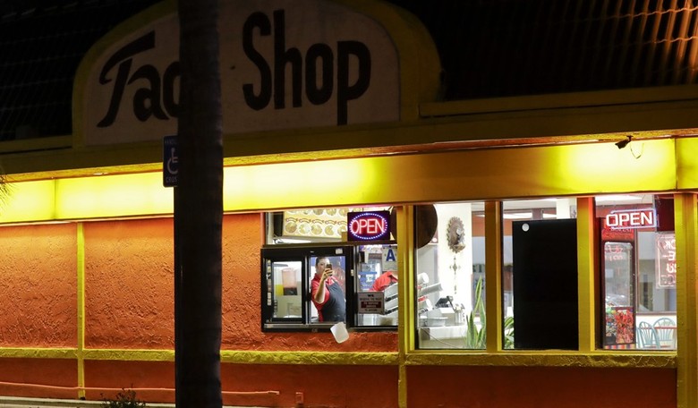 Los Angeles restaurant stops accepting cash over crime fears