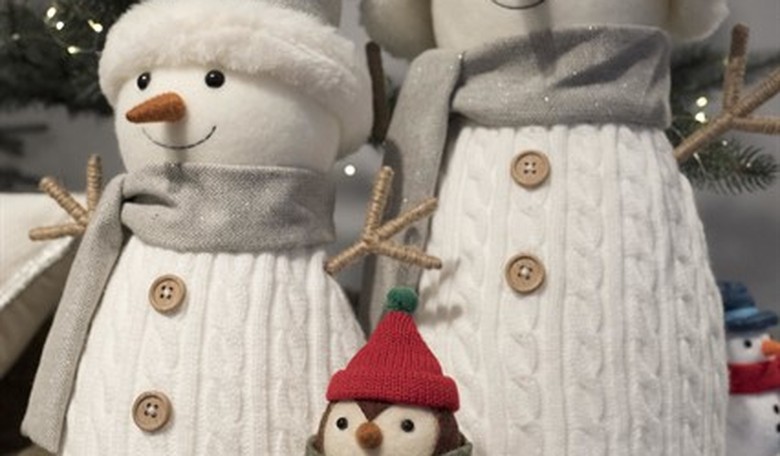 Snowflakes in Wisconsin Town Banish Christmas Colors, Decorations at City Hall