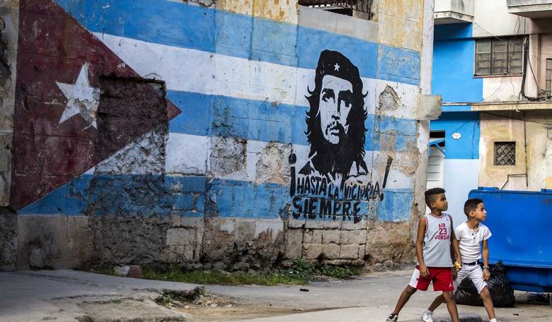 Andrew Cuomo's Daughter Includes a Framed Photo of Che Guevara in Group of Family Pictures