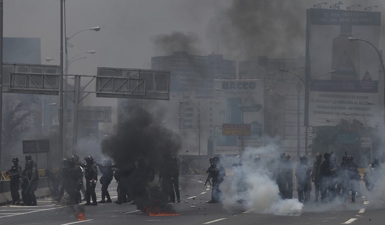 Venezuelan president to arm nearly half a million "militia" members