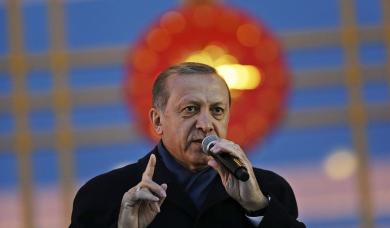 Why did the White House admit that Trump congratulated Erdogan on his referendum win?