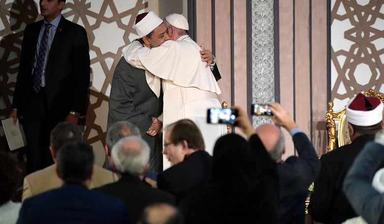 Interfaith Dialogue: Grand Imam of Al-Azhar Plays the Pope Like a Cheap Fiddle