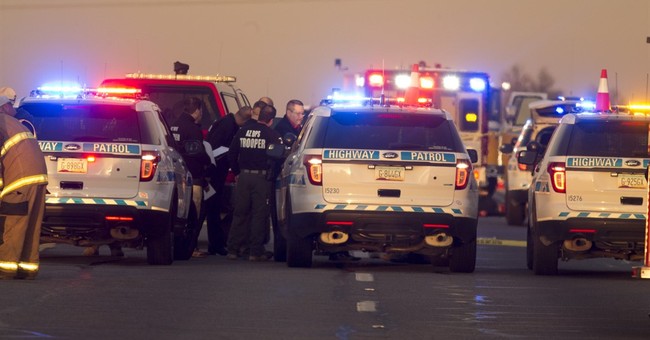Tacoma PD Vehicle Drives Thru a Crowd Blocking Him From Pursuing Fleeing Suspect