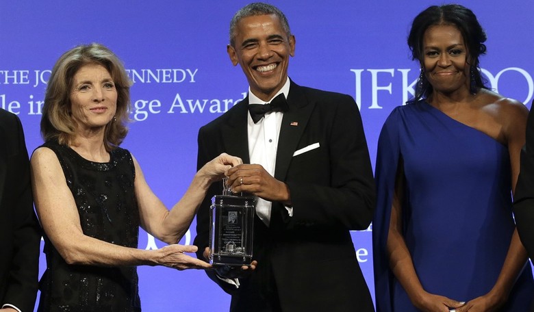 Obama urges 'courage' in defense of Obamacare