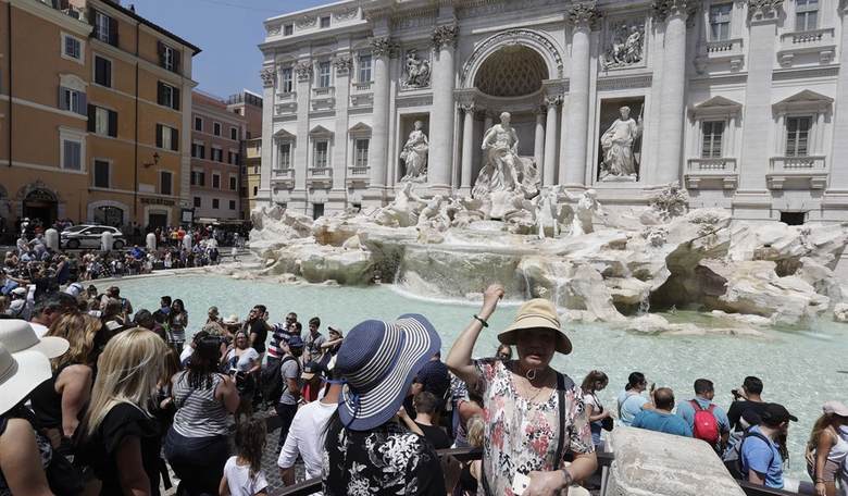 Fountain of Lies: Climate Crazies Dye Trevi Fountain Black