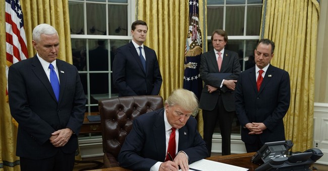 Trump Signs Slew of Executive Orders Rejecting TPP, Institutes Federal Hiring Freeze