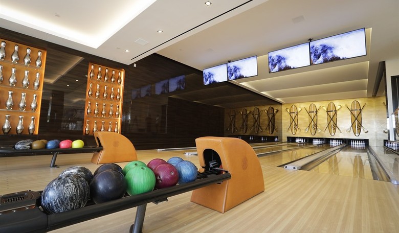 Man Attacks His Girlfriend at a Bowling Alley, Gets Dropped Like a Pin by Another Woman