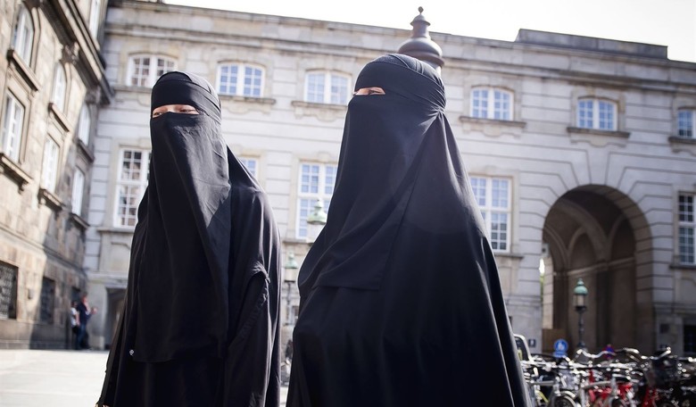 Cops Question Man for ‘Hate Speech’ for Writing ‘Islam Is Right about Women’ Outside Mosque