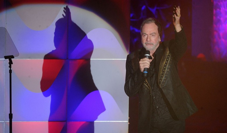 [WATCH] Neil Diamond Goes Viral in Touching Surprise Performance of 'Sweet Caroline'
