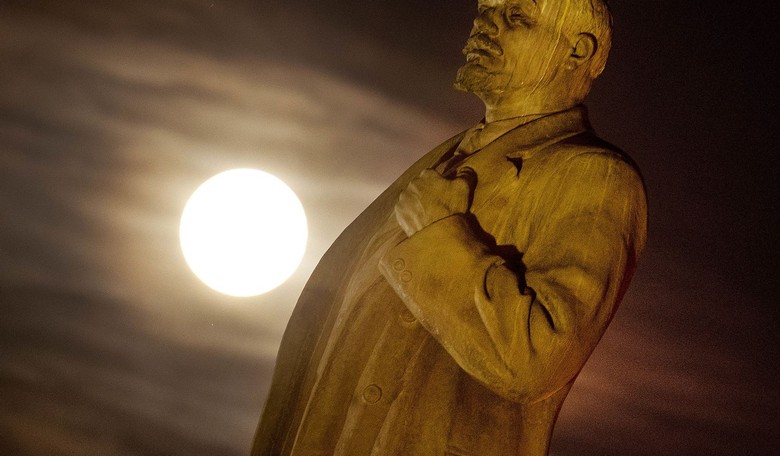 Look Who’s Back: Russians Restore Lenin Statue in Ukrainian Town
