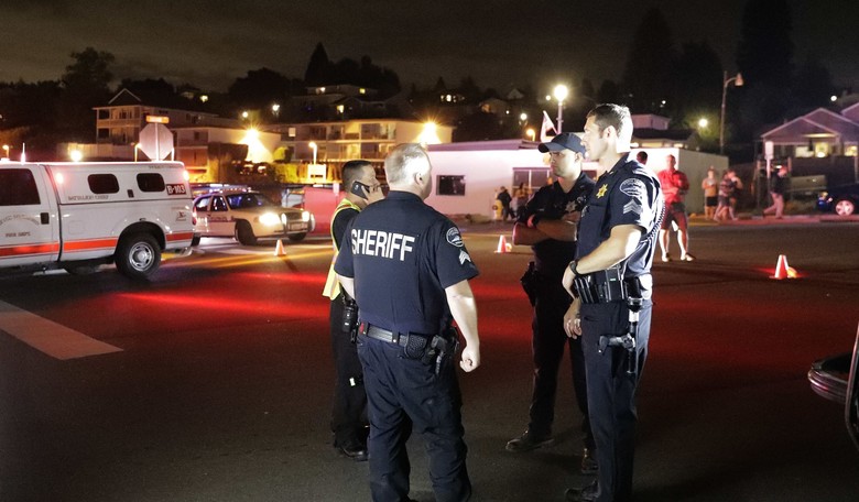 Tacoma PD Vehicle Drives Thru a Crowd Blocking Him From Pursuing Fleeing Suspect