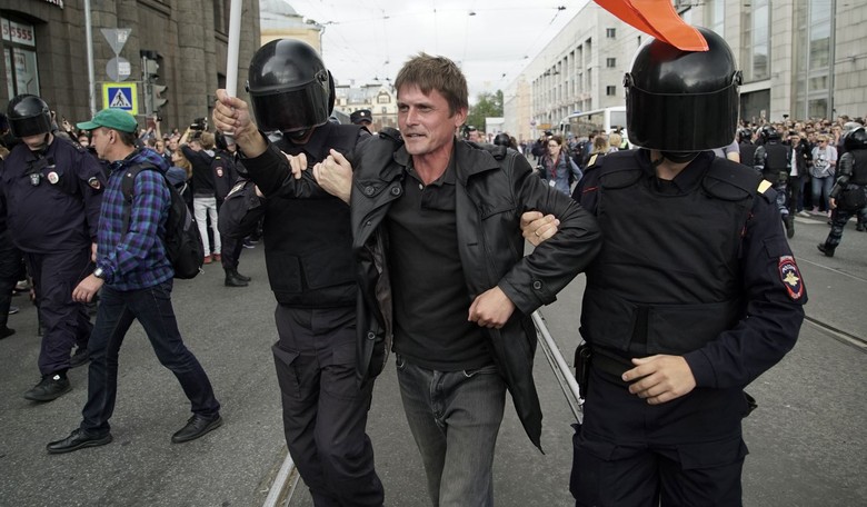 Navalny Ends Hunger Strike as Putin Allows Independent Doctors to Examine Him