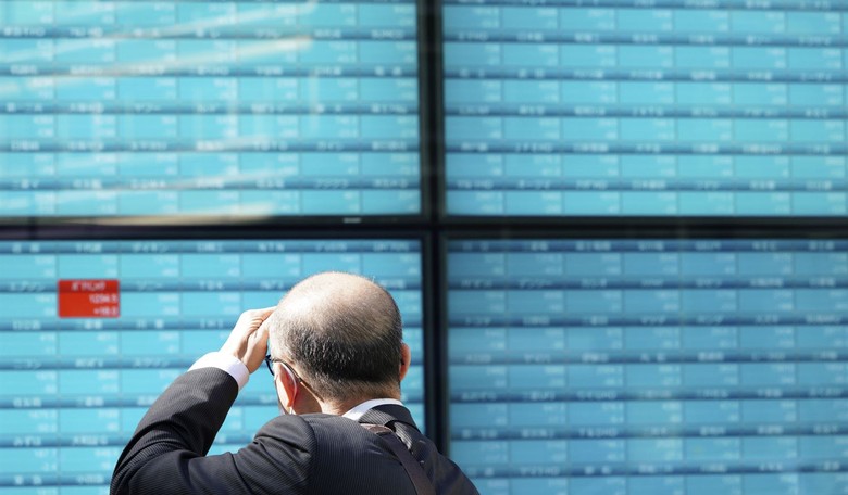 Dow Jones Tumbles, Wells Fargo Clamps Down on Personal Lines of Credit