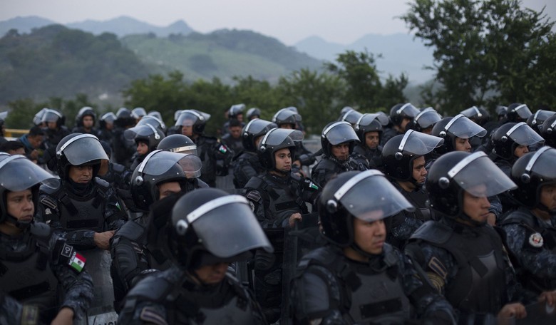 Texas National Guard Soldiers Deploy in Riot Gear in Preparation for Thursday's Title 42 Expiration