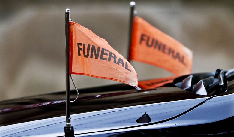 Funeral Home Worker Gets a Big Surprise When Opening the Body Bag of Woman Declared Dead